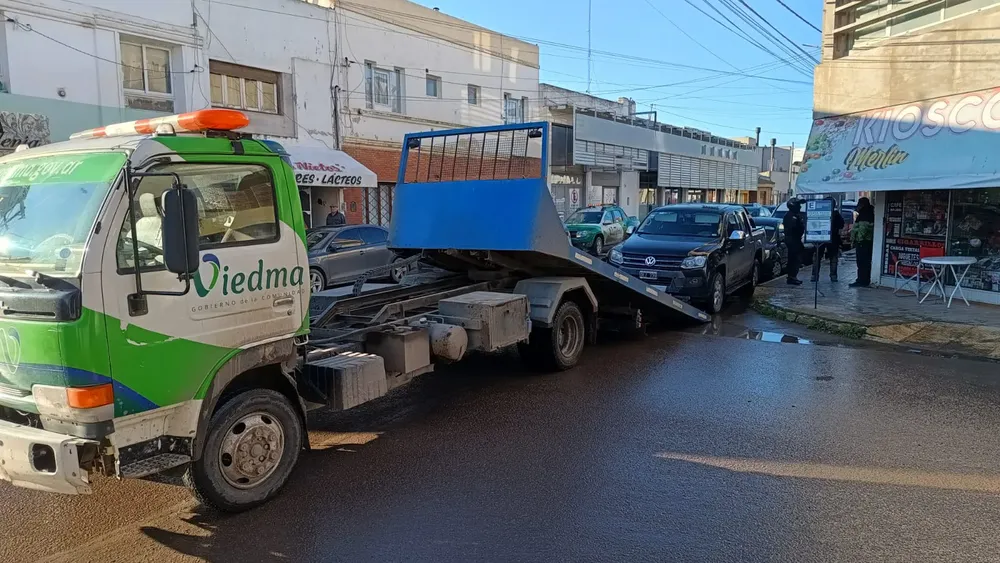 CAMIONETA MAL ESTACIONADA ES REMOLCADA EN VIEDMA