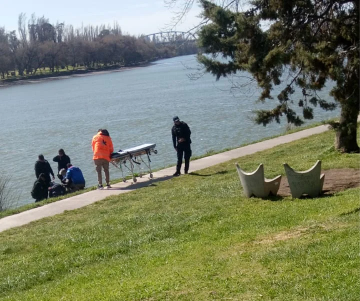VIEDMA COSTANERA MUJER INTENTO SUICIDIO