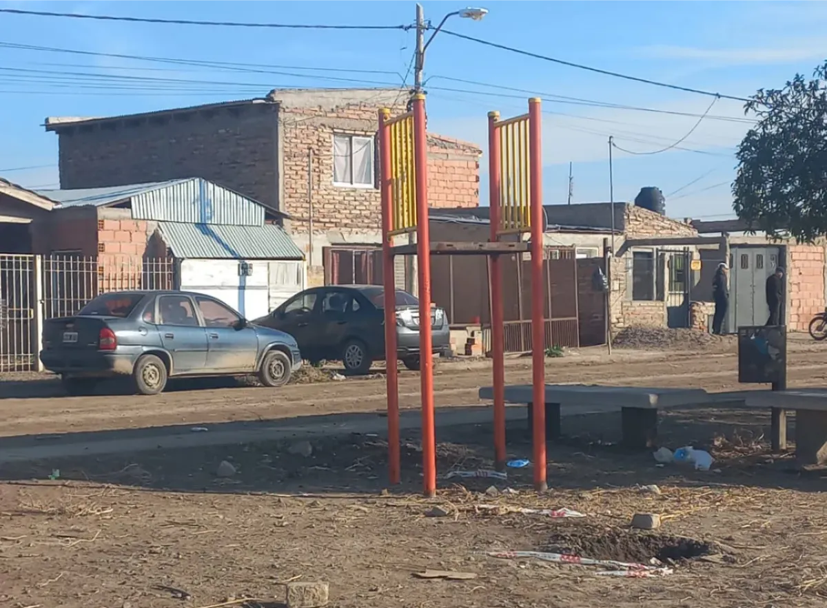 VIEDMA, BARRIO ALVAREZ GUERRERO, PLAZA, TOBOGAN