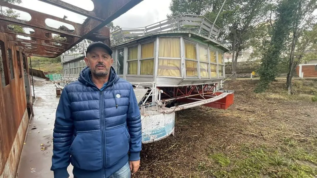 MARIO SABBATELLA JUNTO AL CATAMARÁN CURRÚ LEUVÚ