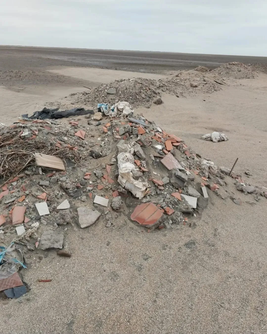 ESCOMBROS EN LAS PLAYAS DE EL CONDOR