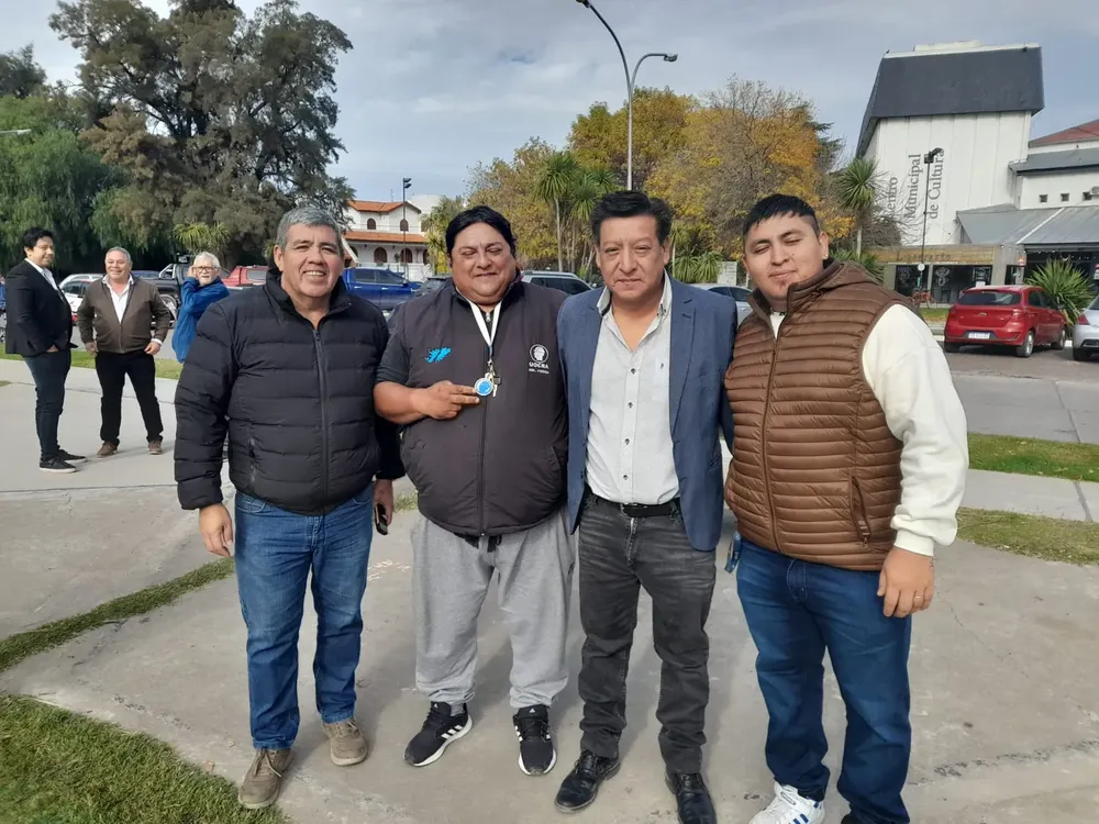 PEDRO BICHARA JUNTO A OBREROS DE LA CONSTRUCCION