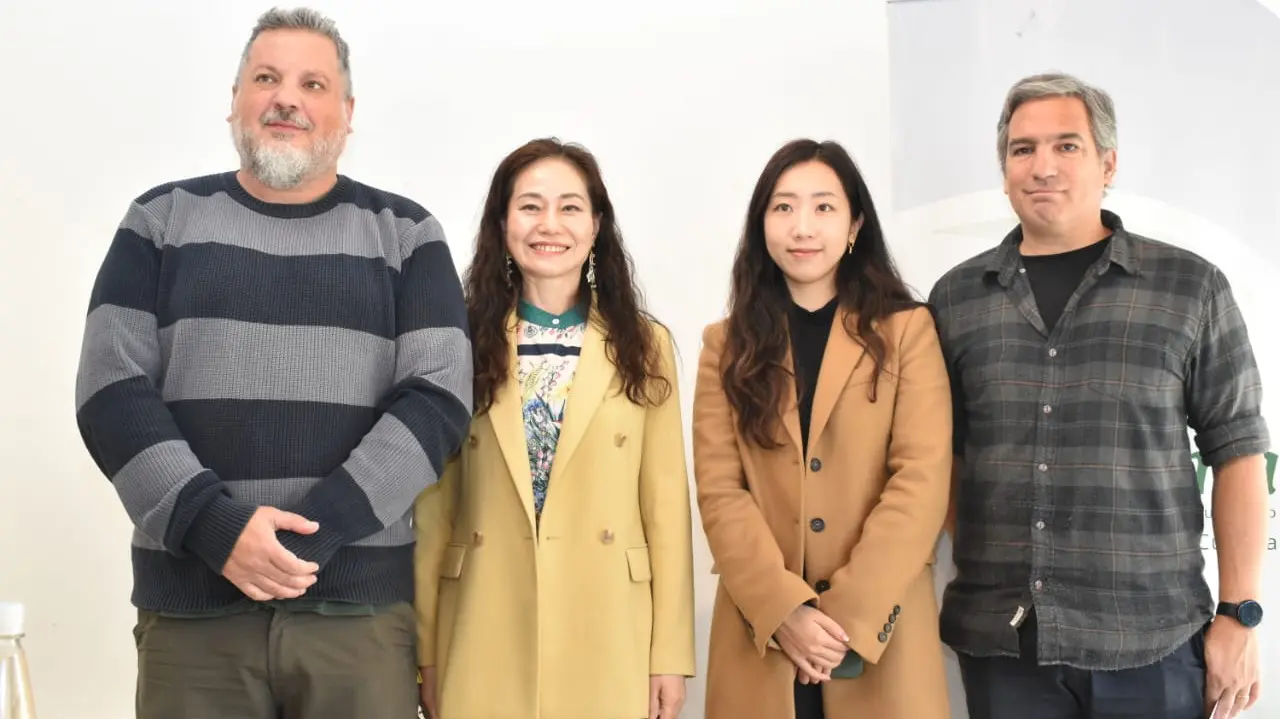 Fernando Mántaras y representantes del Centro Cultural Coreano