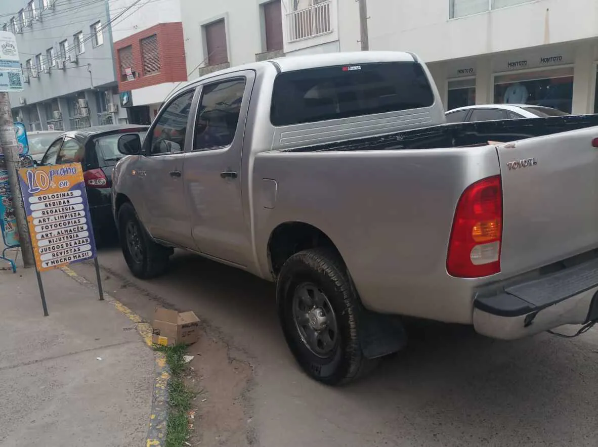 CAMIONETA MAL ESTACIONADA EN VIEDMA