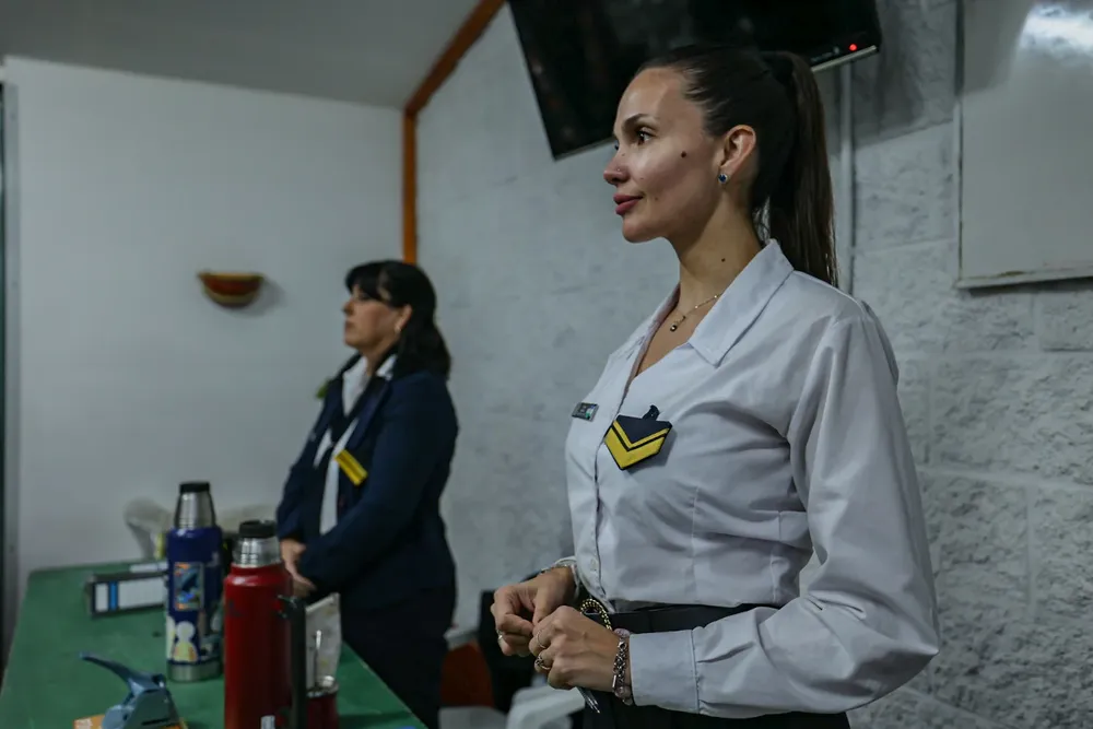 MUJER POLICIA INDUMENTARIA