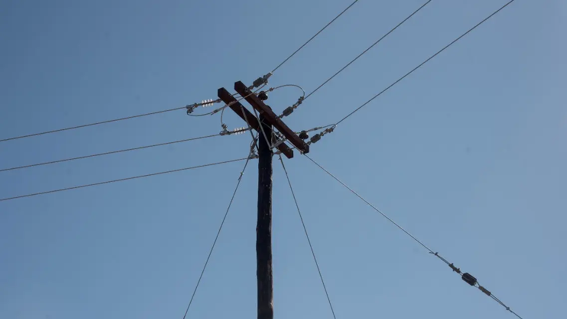 POSTE DE ENERGÍA ELÉCTRICA