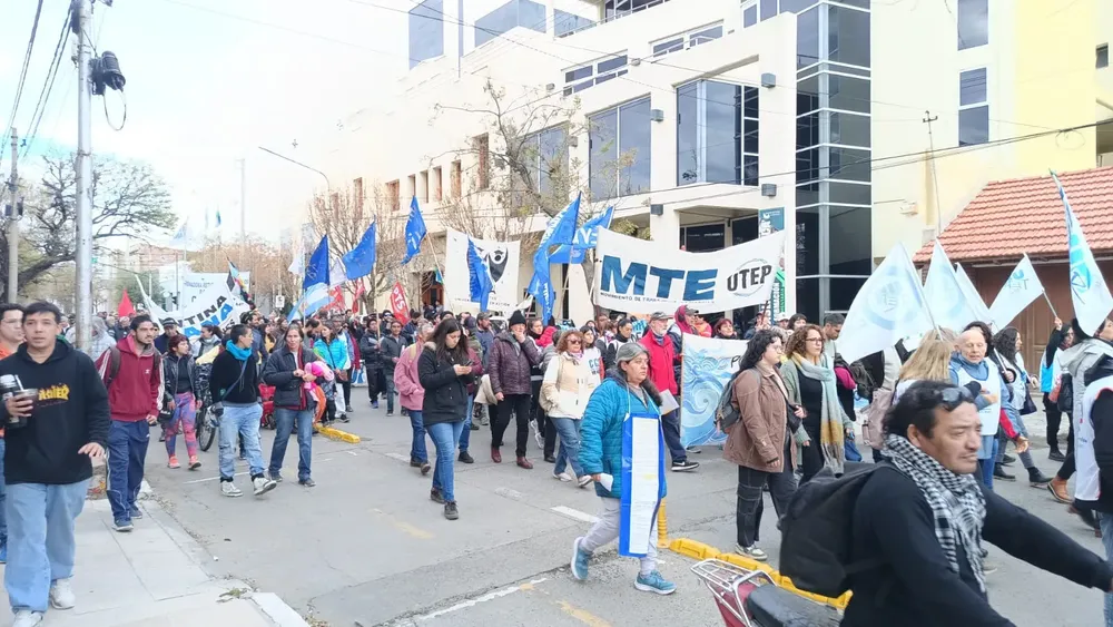 MOVILIZACIÓN EN VIEDMA CONTRA LA LEY BASES