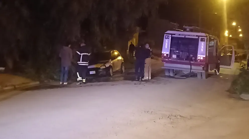 INCENDIO DE AUTO EN EL BARRIO SAN MARTIN DE VIEDMA