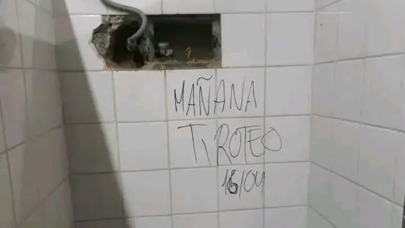 BAÑO ESCUELA VARONES AMENAZA TIROTEO